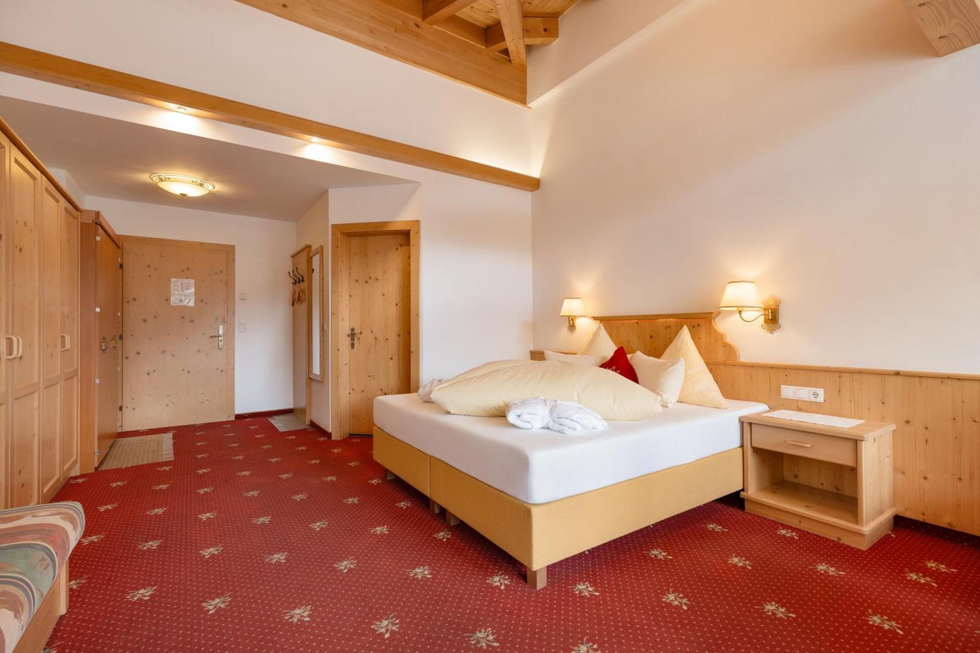 Hotel Pinzger 图克斯 外观 照片