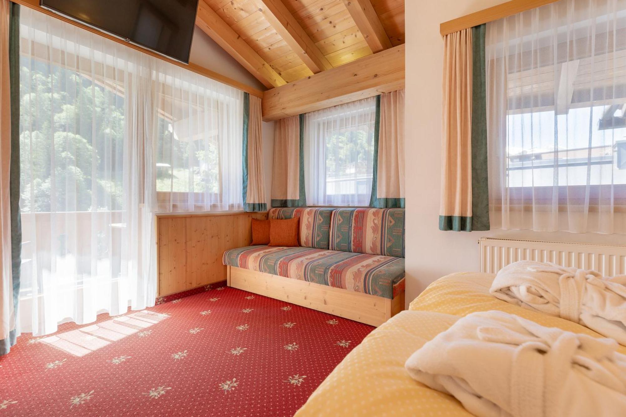 Hotel Pinzger 图克斯 外观 照片