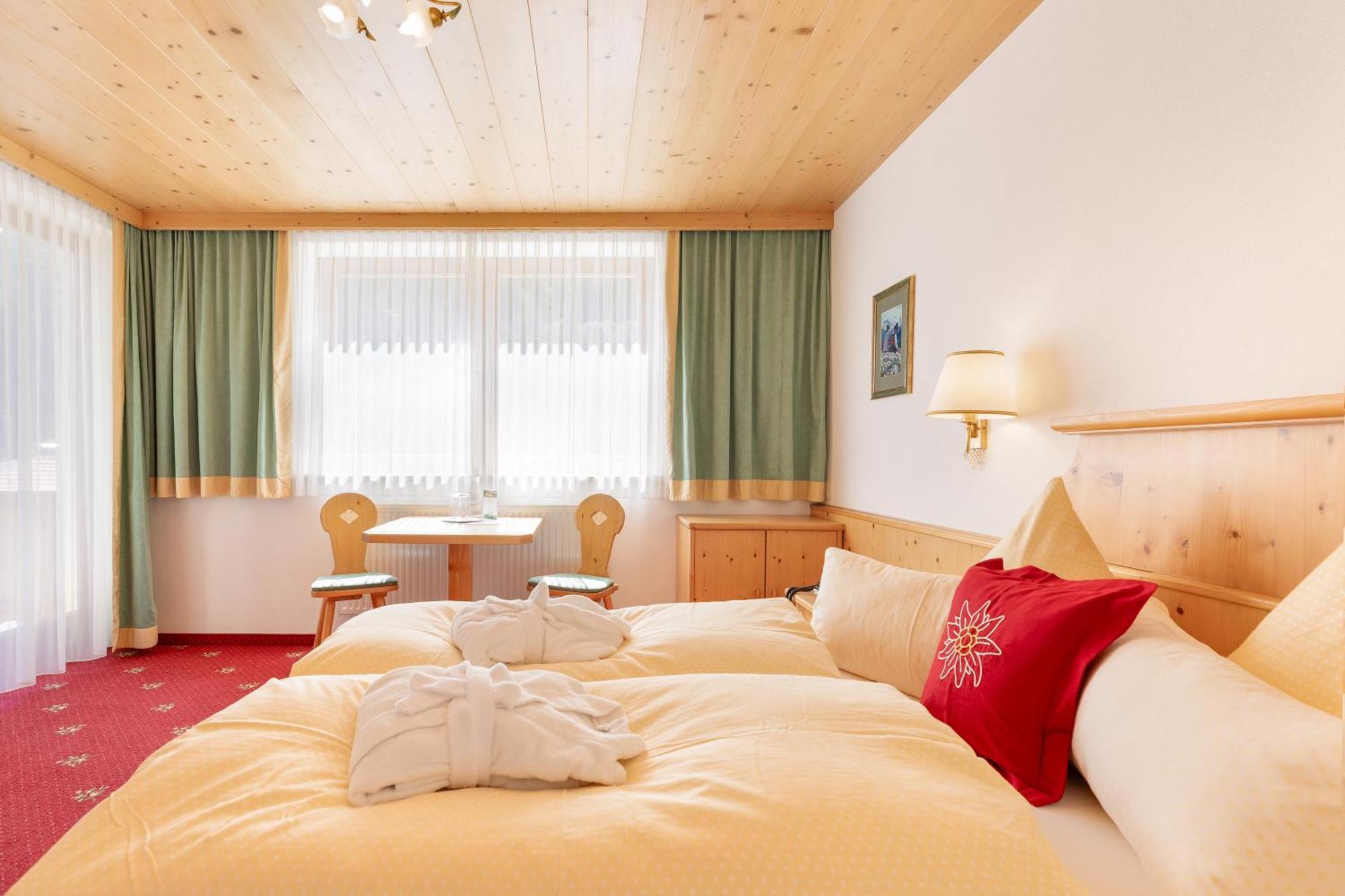 Hotel Pinzger 图克斯 外观 照片