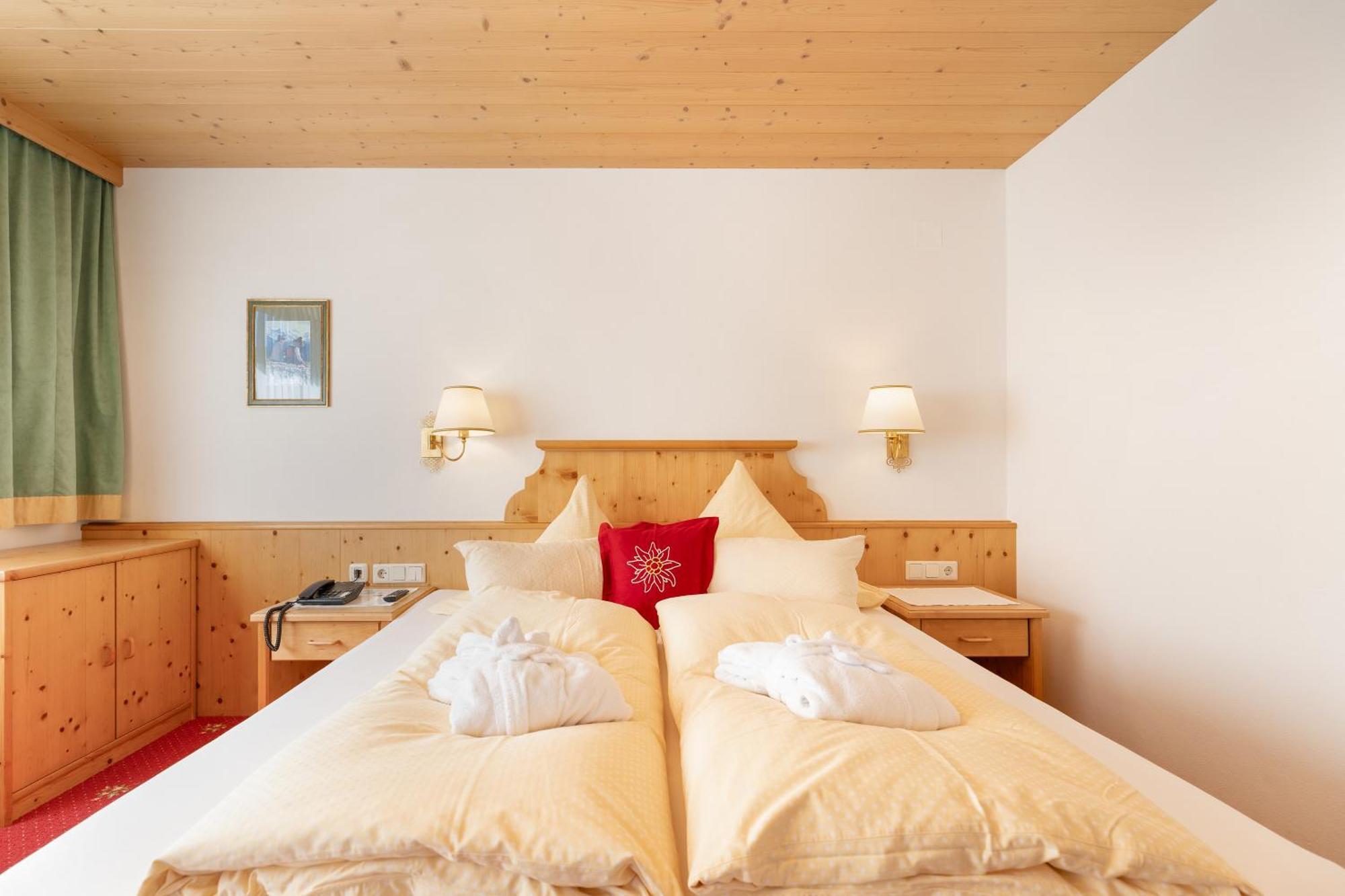 Hotel Pinzger 图克斯 外观 照片