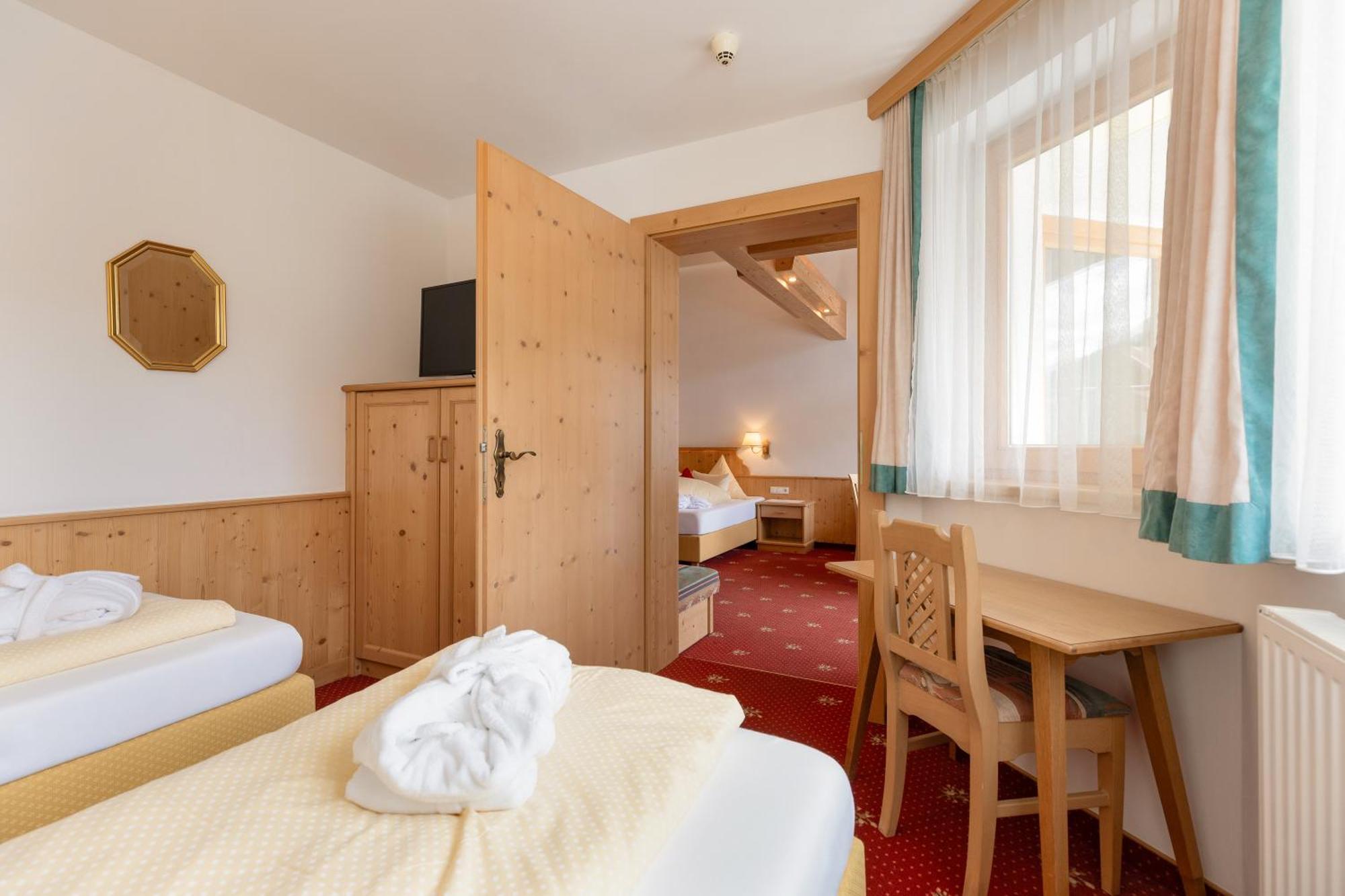 Hotel Pinzger 图克斯 外观 照片