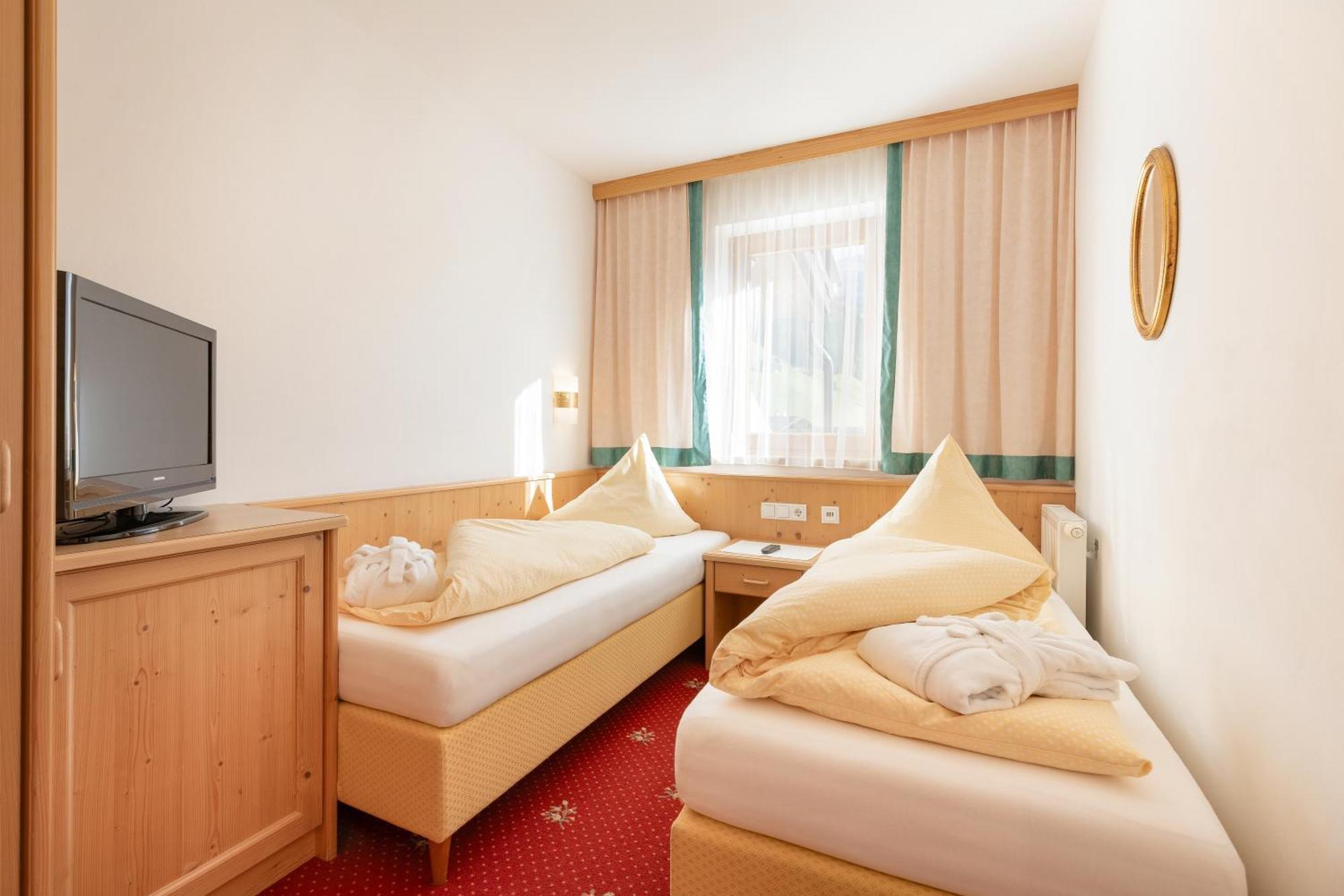 Hotel Pinzger 图克斯 外观 照片